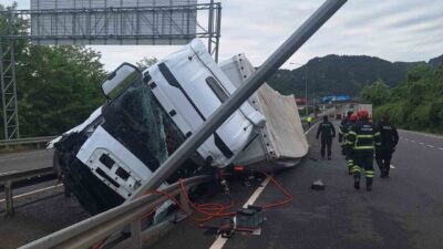 Ordu’nun Ünye ilçesinde meydana gelen trafik kazasında yaralanan tır sürücüsü