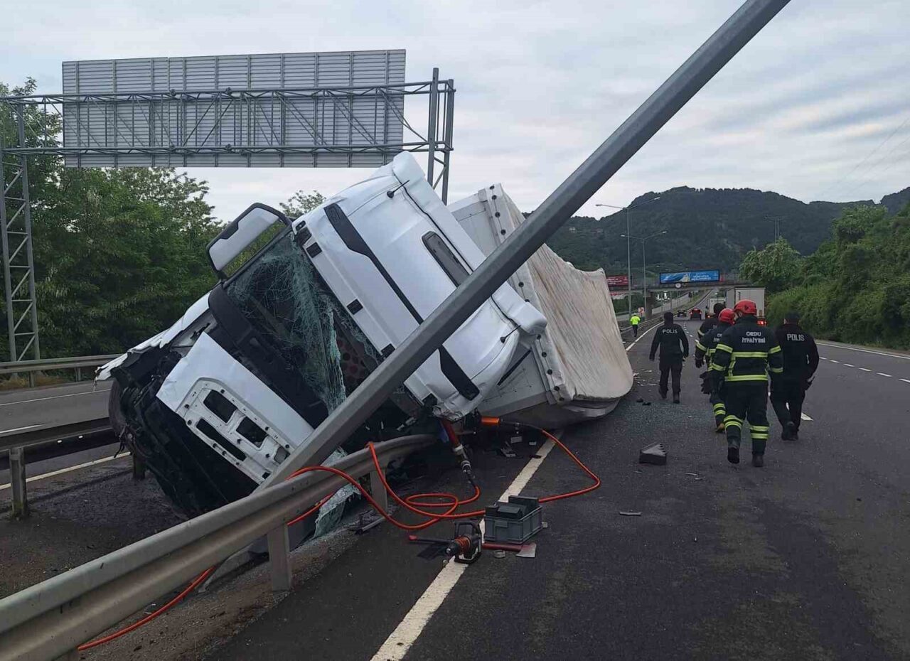 Ordu’nun Ünye ilçesinde meydana gelen trafik kazasında yaralanan tır sürücüsü