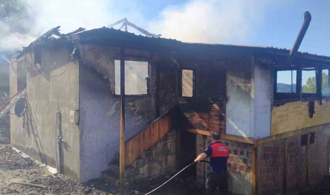 Ordu’nun Fatsa ilçesinde çıkan yangında bir ev küle döndü. Olay,
