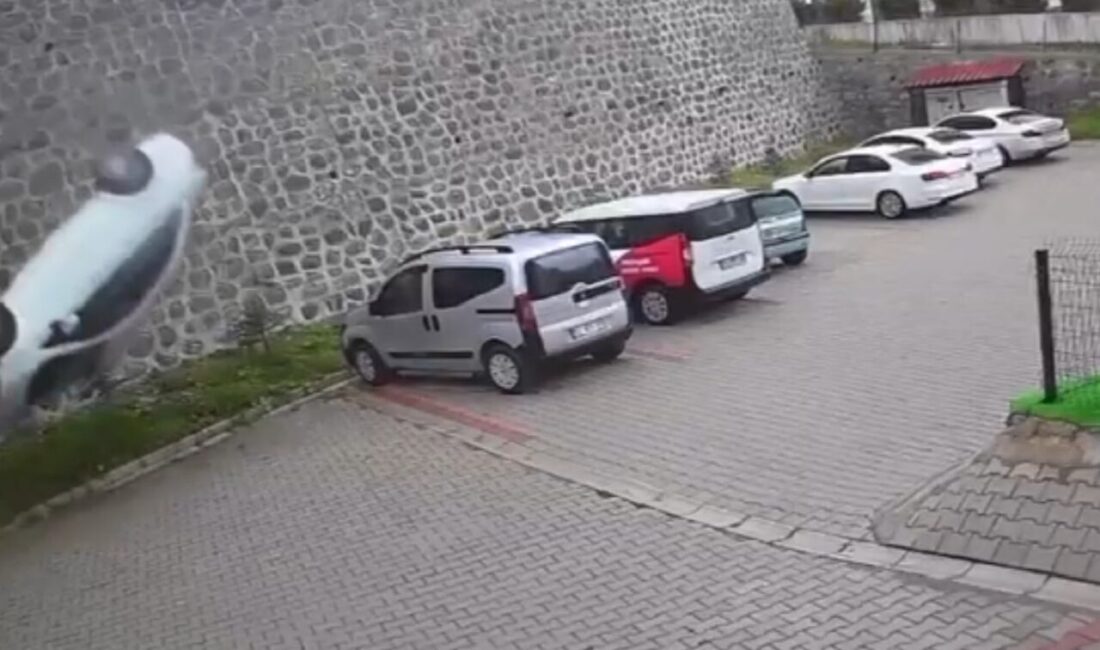 Ordu’da, sürücüsünün kontrolünden çıkan otomobilin istinat duvarından site bahçesine düşmesi