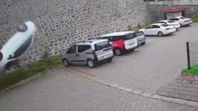 Ordu’da, sürücüsünün kontrolünden çıkan otomobilin istinat duvarından site bahçesine düşmesi