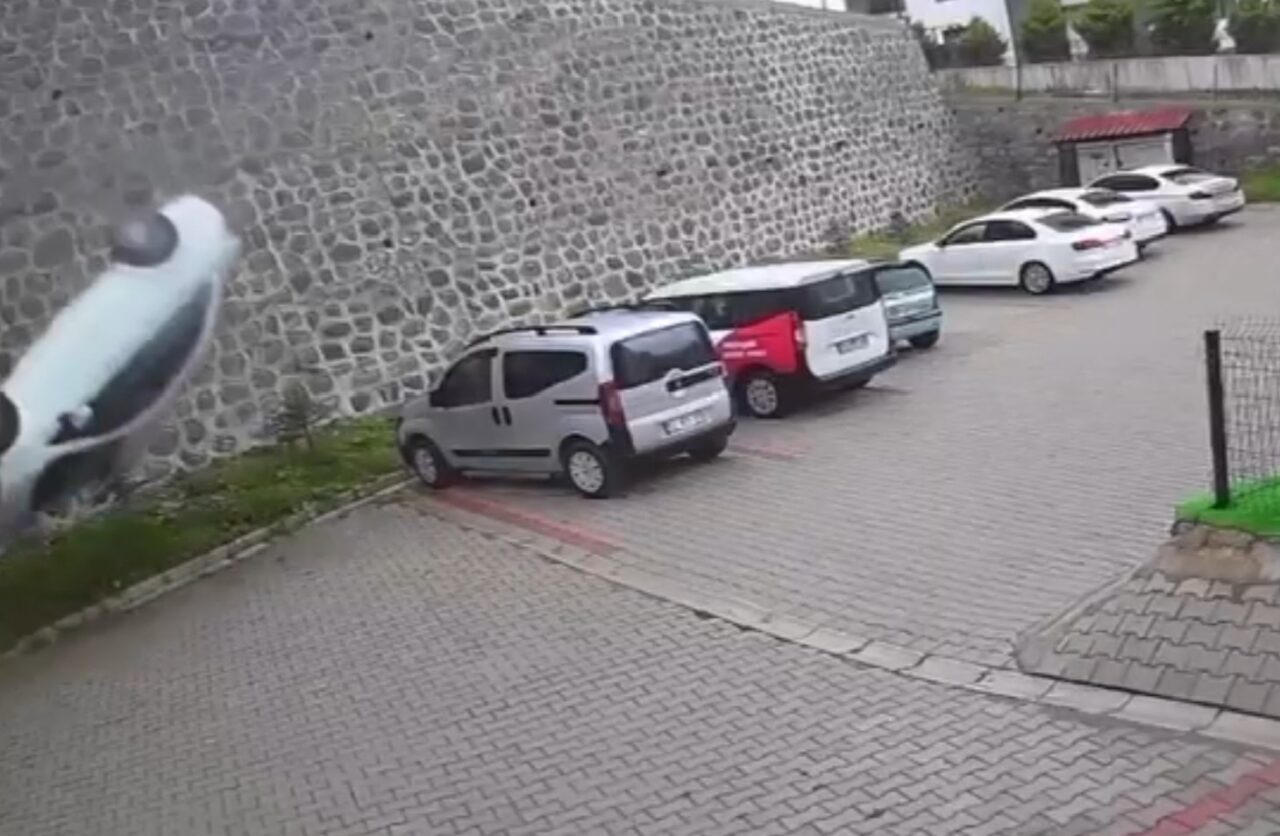 Ordu’da, sürücüsünün kontrolünden çıkan otomobilin istinat duvarından site bahçesine düşmesi