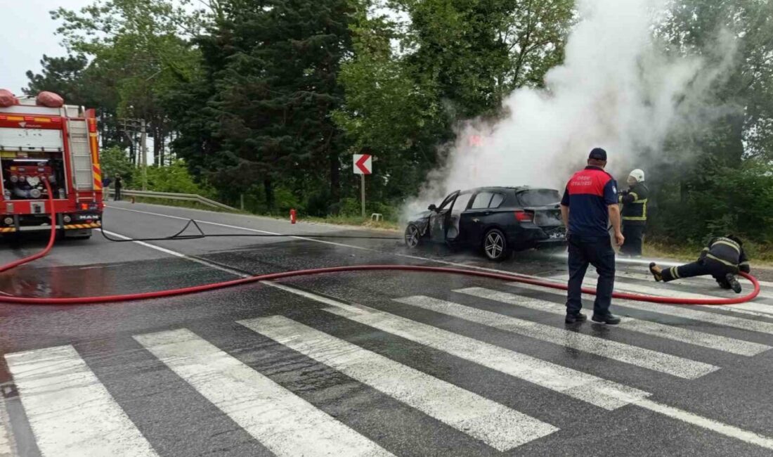 Ordu’nun Ünye ilçesinde seyir halindeki otomobilde çıkan yangın itfaiye ekipleri