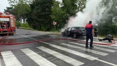 Ordu’nun Ünye ilçesinde seyir halindeki otomobilde çıkan yangın itfaiye ekipleri