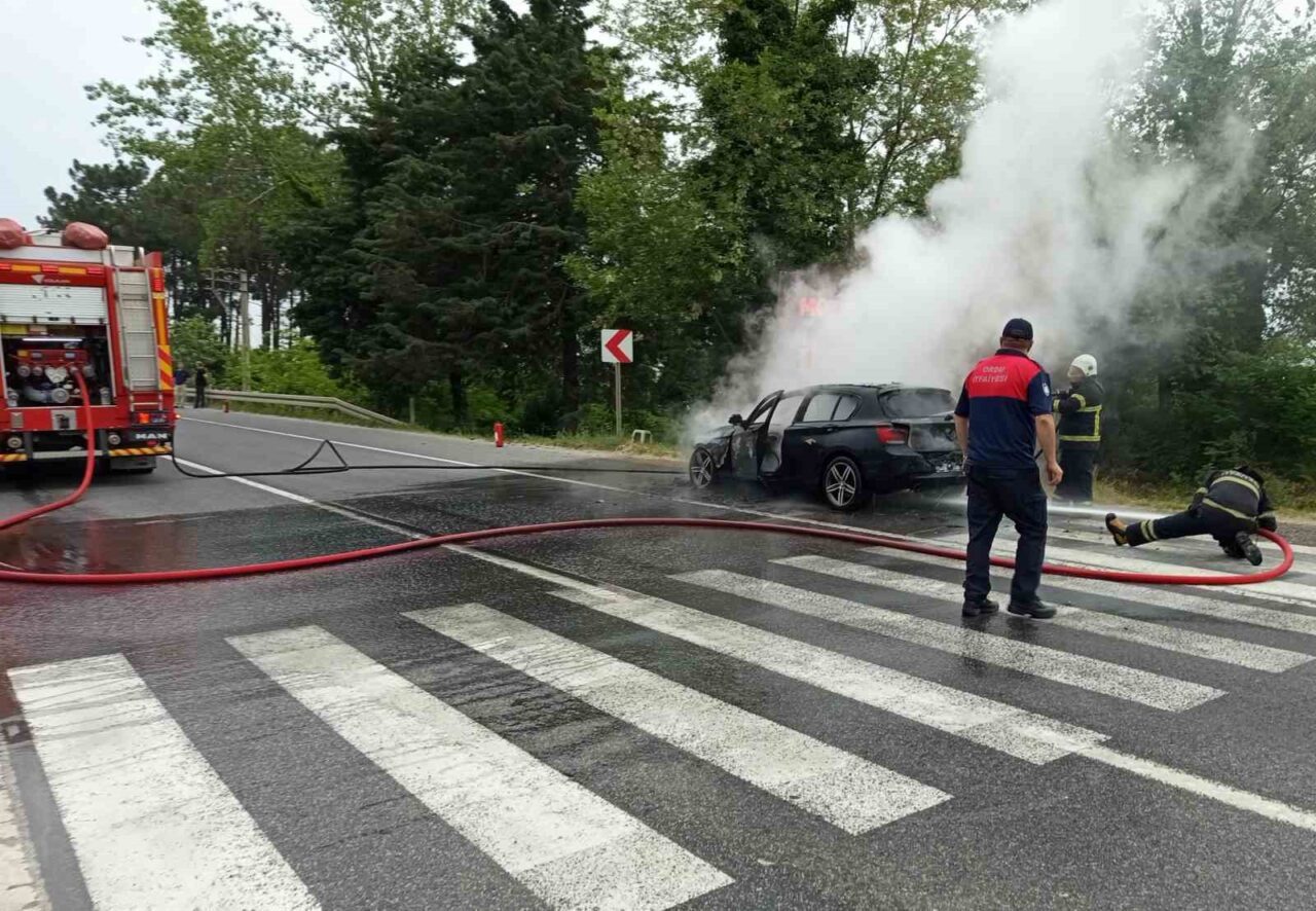 Ordu’nun Ünye ilçesinde seyir halindeki otomobilde çıkan yangın itfaiye ekipleri