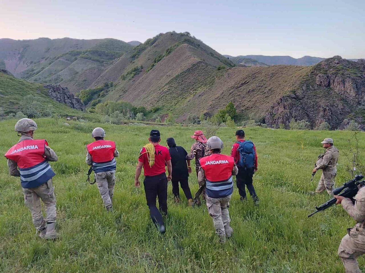Tunceli’nin Pülümür ilçesinde ot toplamaya giden ve yollarını kaybeden çiftten