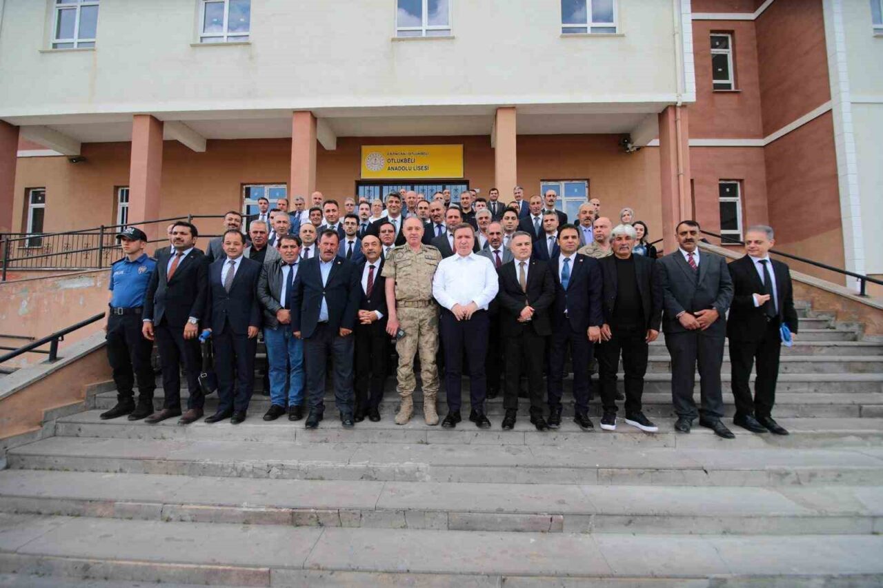 Erzincan Valisi Hamza Aydoğdu başkanlığında Otlukbeli Kaymakamı İbrahim Gökçe, birim