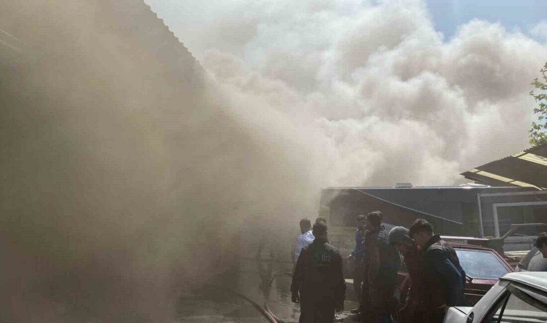 Kocaeli’de sanayi sitesinde bulunan oto kilit dükkanında çıkan yangın, ekipleri