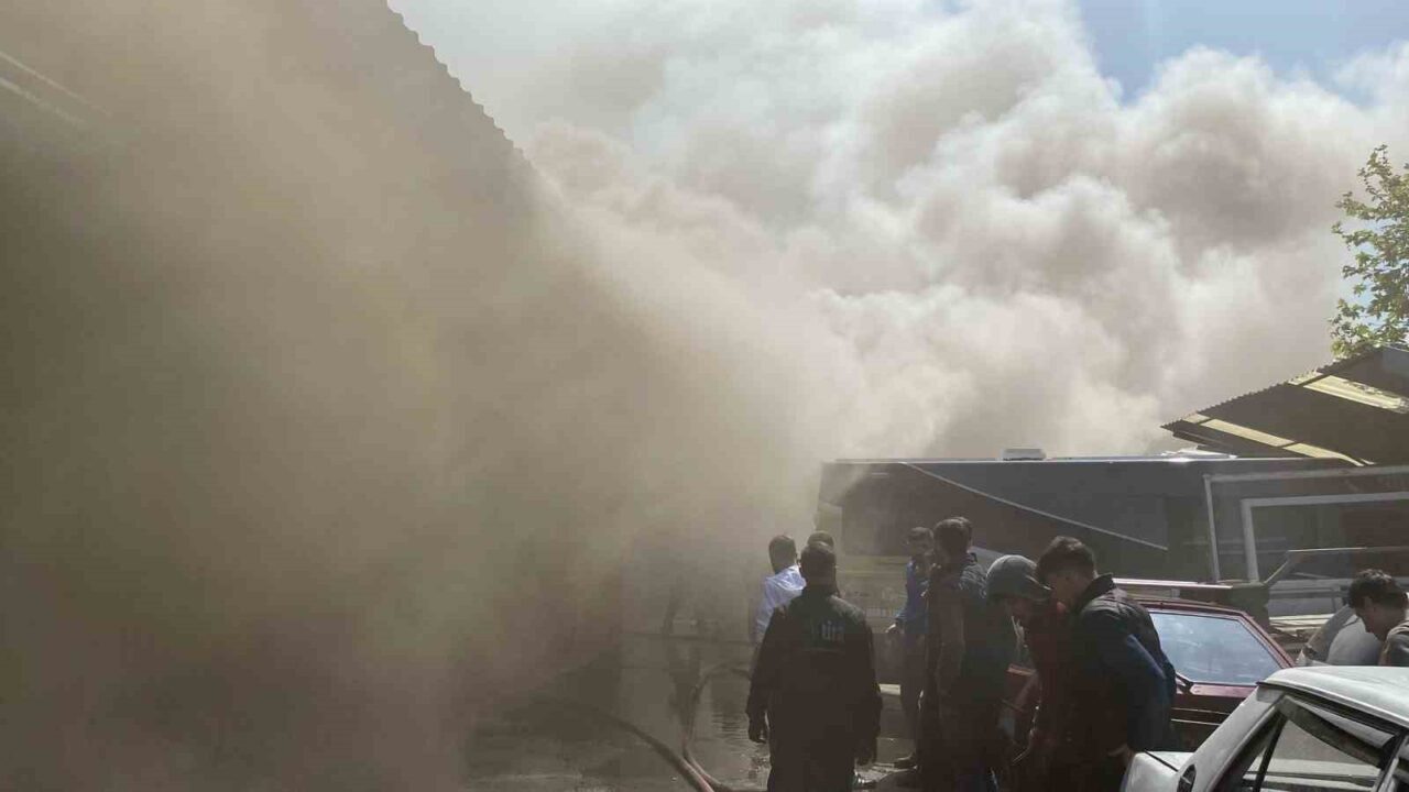 Kocaeli’de sanayi sitesinde bulunan oto kilit dükkanında çıkan yangın, ekipleri