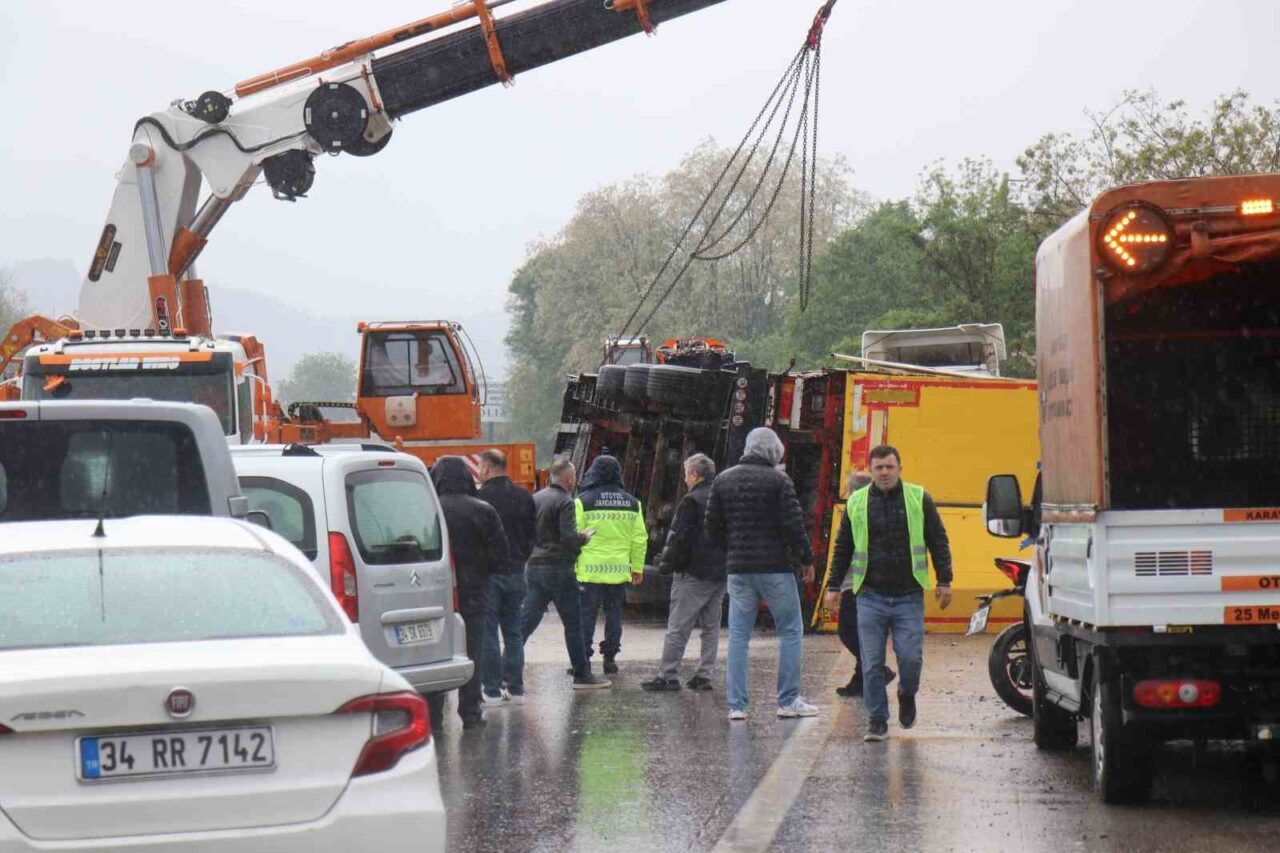 Anadolu Otoyolu Sakarya geçişinde kontrolden çıkan tır, bariyerlere çarparak devrildi.