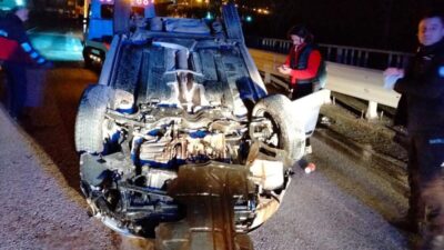 Zonguldak’ın Alaplı ilçesinde bir otomobil takla attı. Sürücü kazadan yara