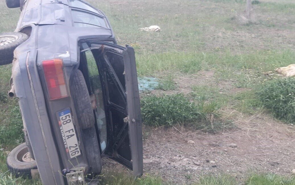 Sivas’ta koyun sürüsüne çarpan otomobil devrildi. Kazada 2 kişi yaralandı,