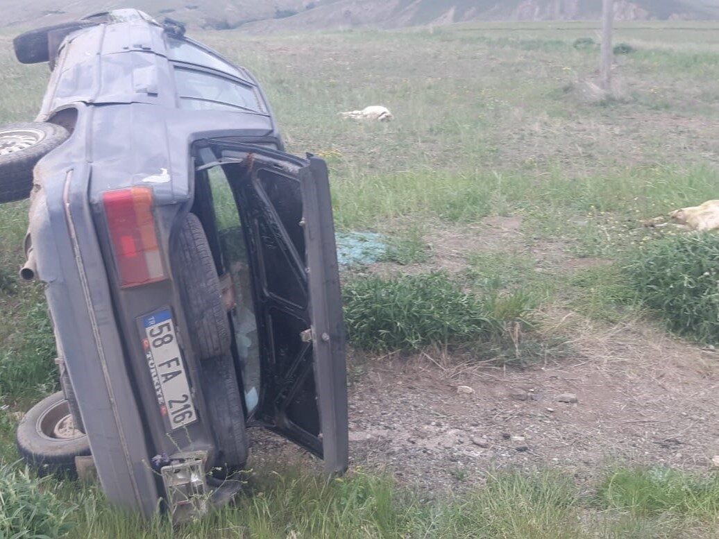 Sivas’ta koyun sürüsüne çarpan otomobil devrildi. Kazada 2 kişi yaralandı,