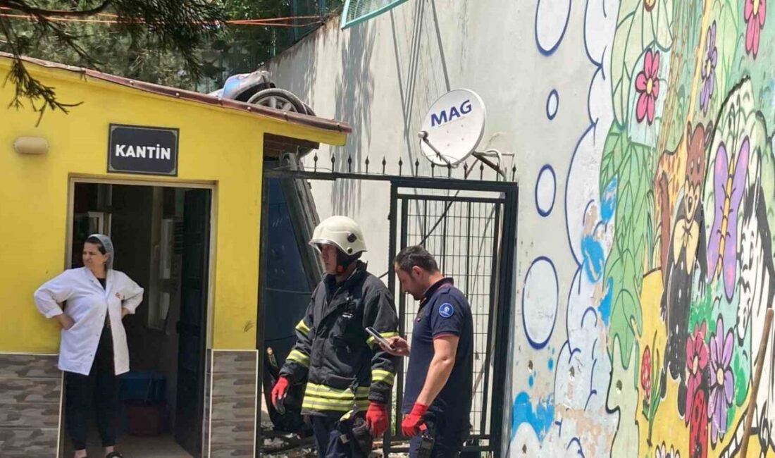 Kocaeli’de kontrolden çıkan otomobil, 5 metrelik istinat duvarını aşarak okul