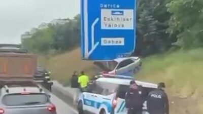 Kocaeli D100 Karayolu’nda trafik levhasına çarpan otomobil sürücüsü araçta sıkışarak