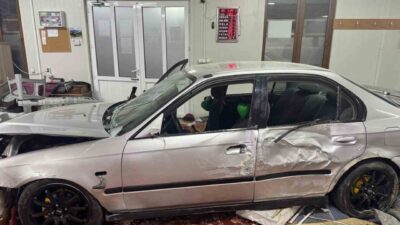 Kocaeli’nin İzmit ilçesinde dün gece saatlerinde otomobilin kontrolden çıkarak camiye