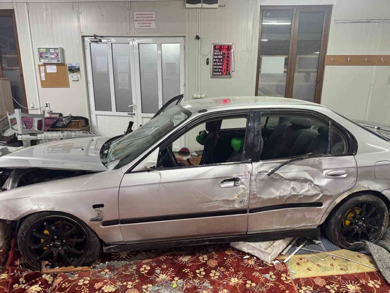 Kocaeli’nin İzmit ilçesinde dün gece saatlerinde otomobilin kontrolden çıkarak camiye