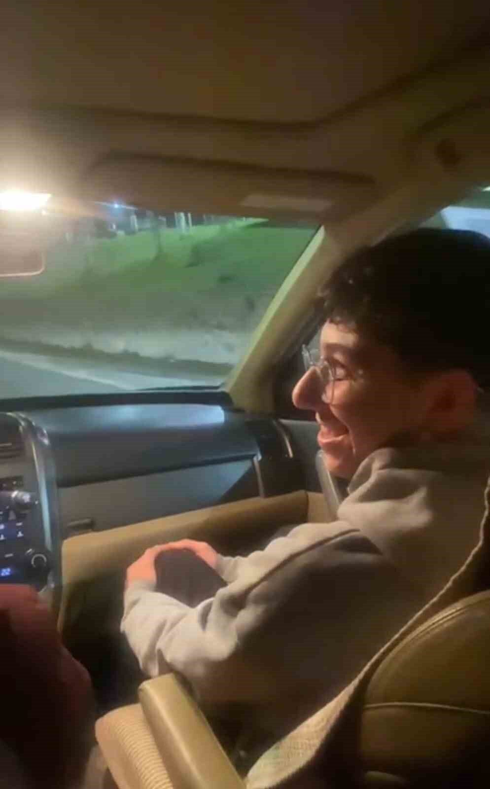 Gümüşhane’de yurtlarına gidebilmek için akşam otostop çeken üniversite öğrencileri, sürücünün