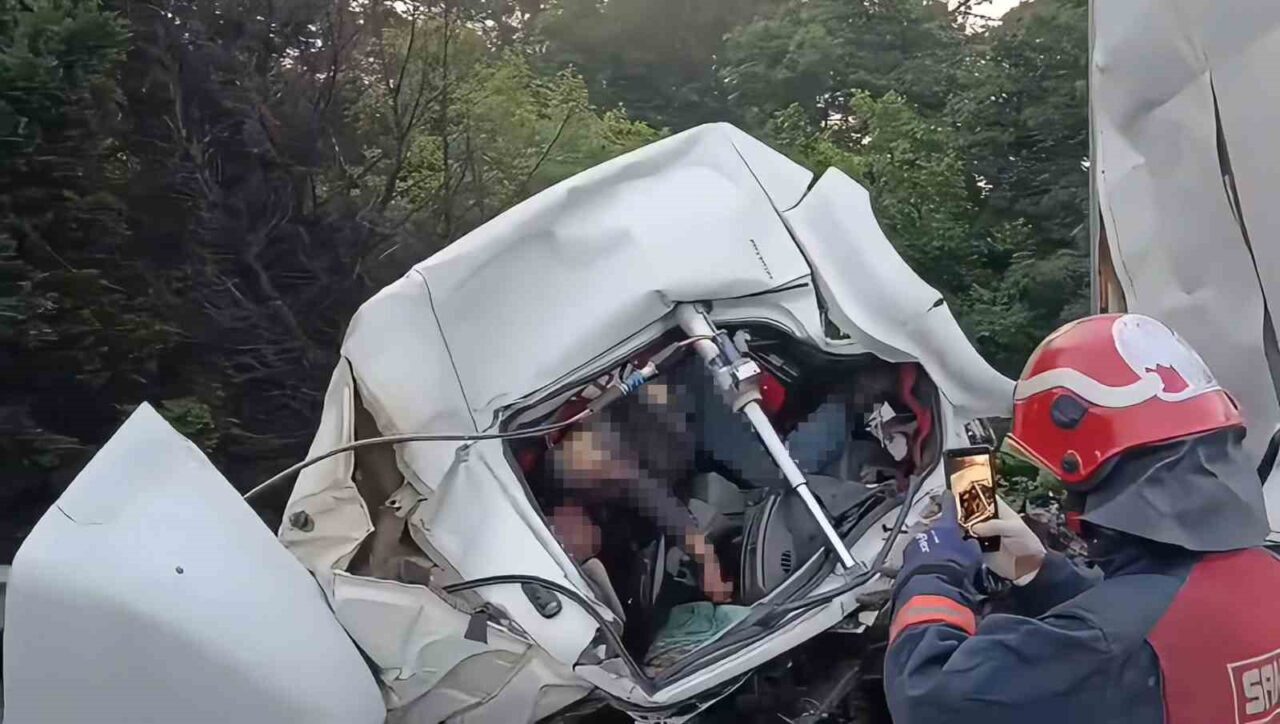 Anadolu Otoyolu Kocaeli geçişinde tıra arkadan çarpan kamyonun kağıt gibi