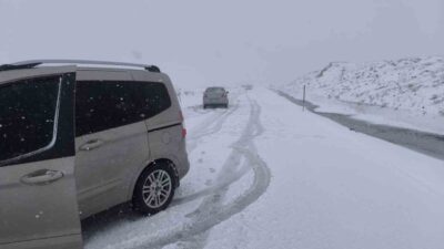 Erzurum ve çevresinde etkili olan kar yağışı sonrası Erzurum-Tekman karayolundaki