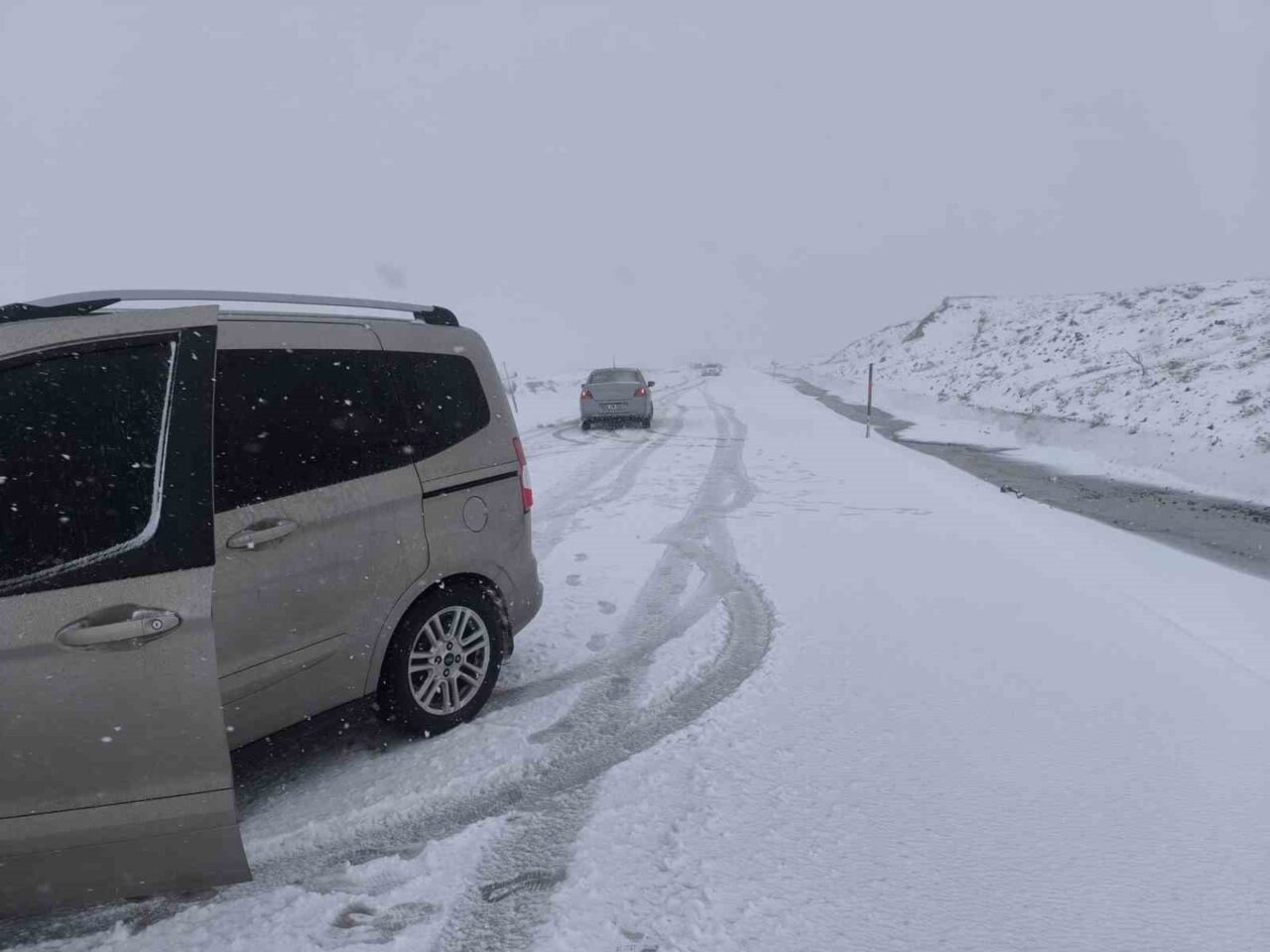 Erzurum ve çevresinde etkili olan kar yağışı sonrası Erzurum-Tekman karayolundaki