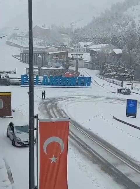 Erzurum’daki Palandöken Kayak Merkezi, dün gece yarısından itibaren etkili olan