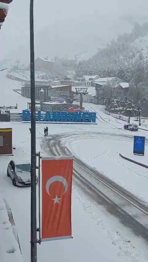 Erzurum’daki Palandöken Kayak Merkezi, dün gece yarısından itibaren etkili olan