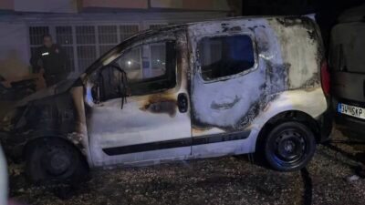 Sakarya’nın Pamukova ilçesinde park halindeki hafif ticari araç alev topuna