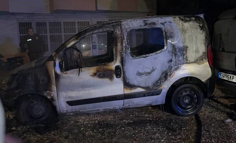 Sakarya’nın Pamukova ilçesinde park halindeki hafif ticari araç alev topuna