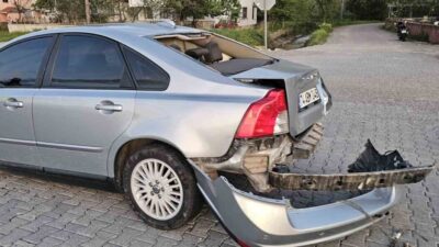 Kastamonu’nun Cide ilçesinde park halindeki araca çarpan otomobilin sürücüsü yaralandı.