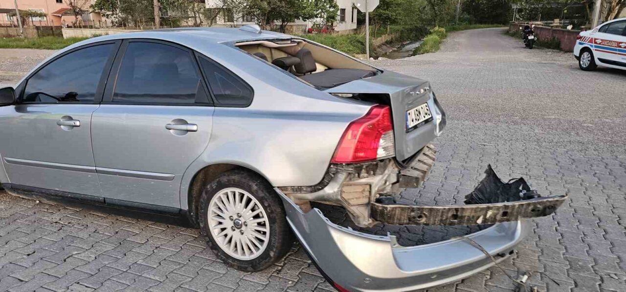 Kastamonu’nun Cide ilçesinde park halindeki araca çarpan otomobilin sürücüsü yaralandı.