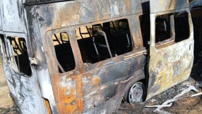 Kastamonu’nun İnebolu ilçesinde park halindeyken alevlere teslim olan minibüsten geriye