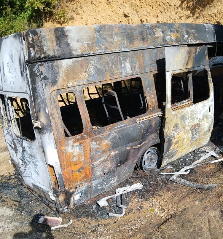 Kastamonu’nun İnebolu ilçesinde park halindeyken alevlere teslim olan minibüsten geriye