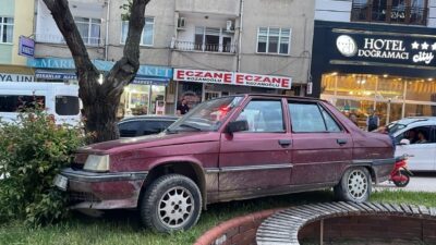 Kastamonu’nun Tosya ilçesinde park halindeyken hareket eden ve park halindeki