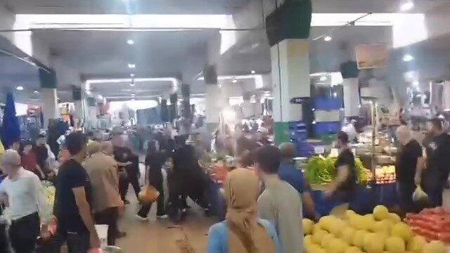 Kocaeli’nin İzmit ilçesinde çıkan tartışmada pazarcı esnafı, bir vatandaşı kızının