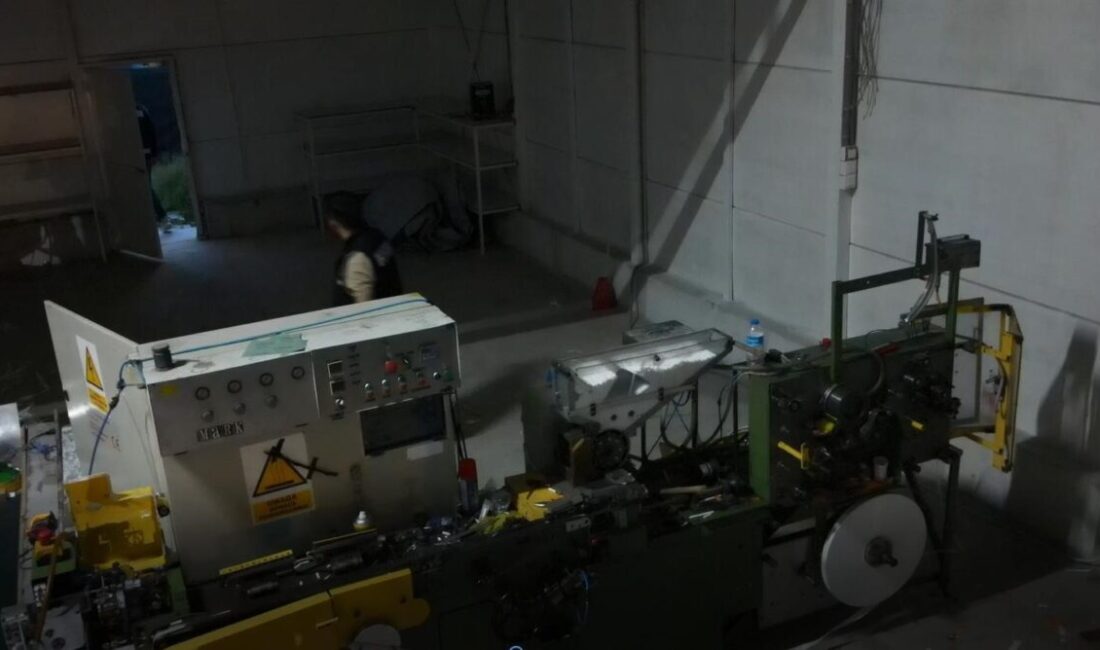 Sakarya’nın Arifiye ilçesinde polis ekiplerince bir fabrikaya yapılan operasyonda 8