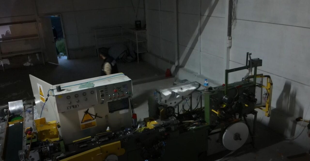 Sakarya’nın Arifiye ilçesinde polis ekiplerince bir fabrikaya yapılan operasyonda 8