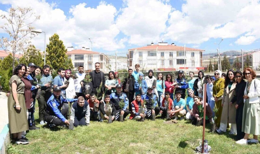 Erzincan’da Toplum Destekli Polislik Şube Müdürlüğü ekiplerince düzenlenen etkinlikle fidanlar