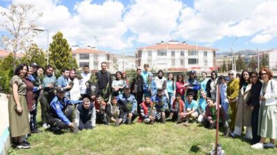 Erzincan’da Toplum Destekli Polislik Şube Müdürlüğü ekiplerince düzenlenen etkinlikle fidanlar