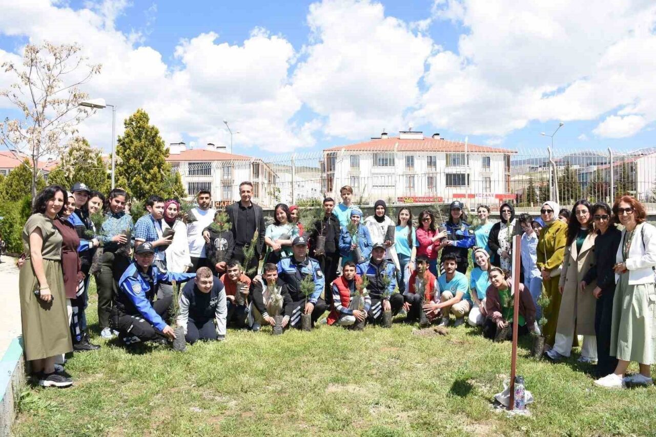 Erzincan’da Toplum Destekli Polislik Şube Müdürlüğü ekiplerince düzenlenen etkinlikle fidanlar