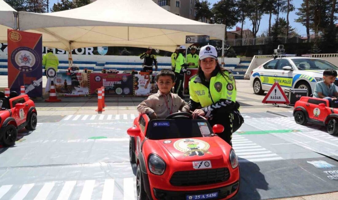Erzurum’da polis ekipleri kurdukları stantlarla başta çocuklar olmak üzere vatandaşlara