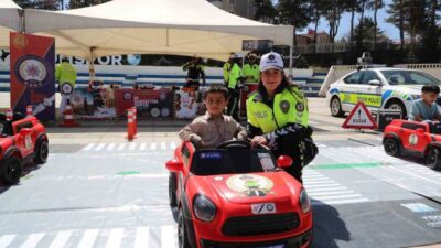 Erzurum’da polis ekipleri kurdukları stantlarla başta çocuklar olmak üzere vatandaşlara