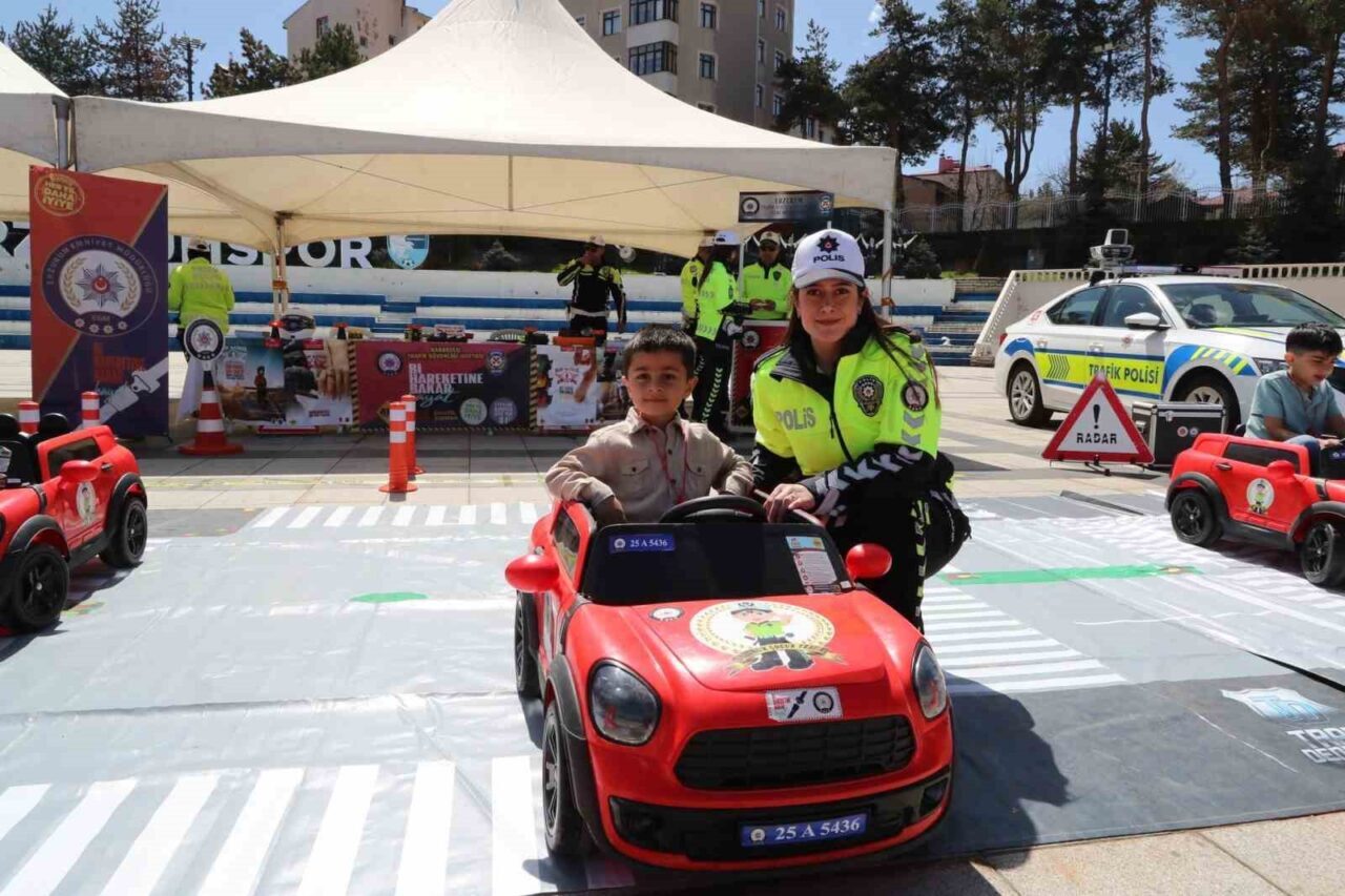 Erzurum’da polis ekipleri kurdukları stantlarla başta çocuklar olmak üzere vatandaşlara