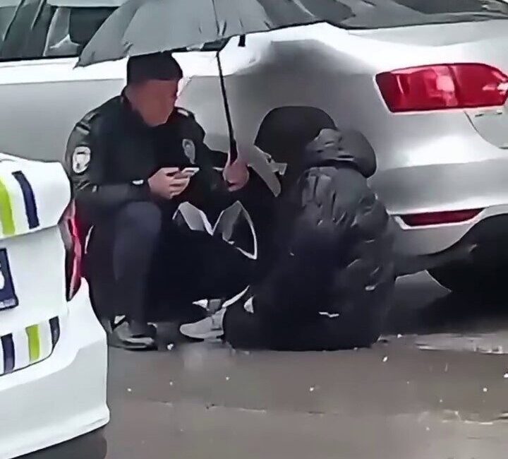 Erzurum’da meydana gelen bir kazada yaralanan küçük kıza ıslanmaması için