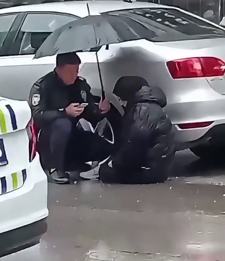 Erzurum’da meydana gelen bir kazada yaralanan küçük kıza ıslanmaması için