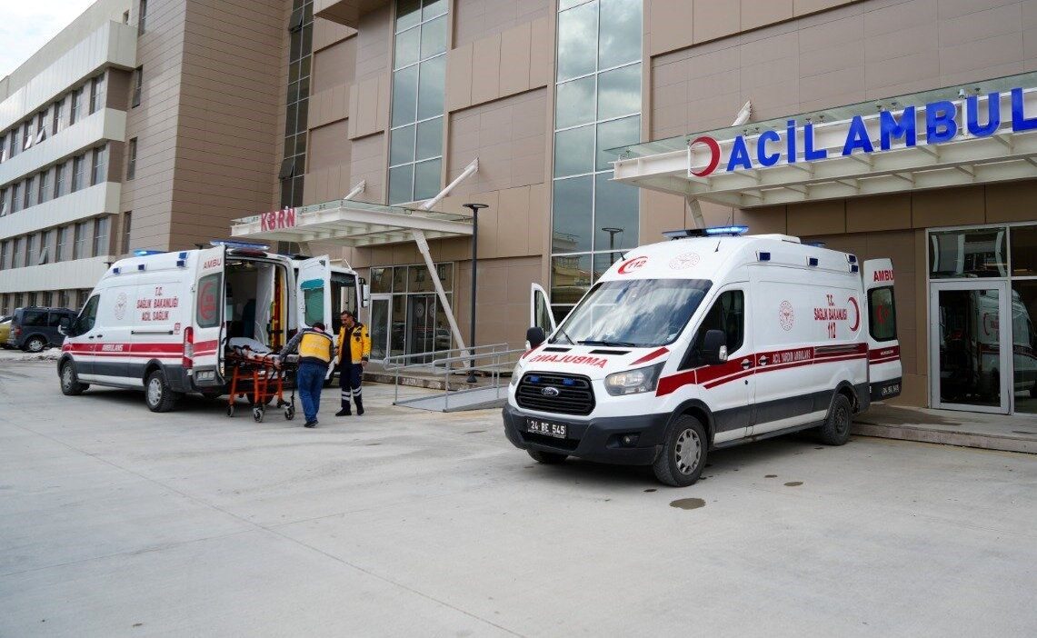 Erzincan’da motosikletin refüje çarpması sonucu meydana gelen trafik kazasında yaralı