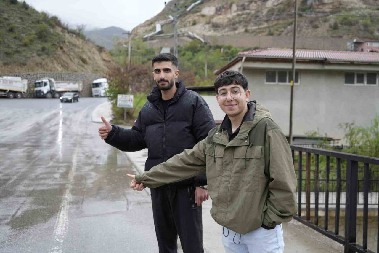 Gümüşhane’de kaldıkları öğrenci yurduna gitmek için otostop çekerken bindikleri aracı