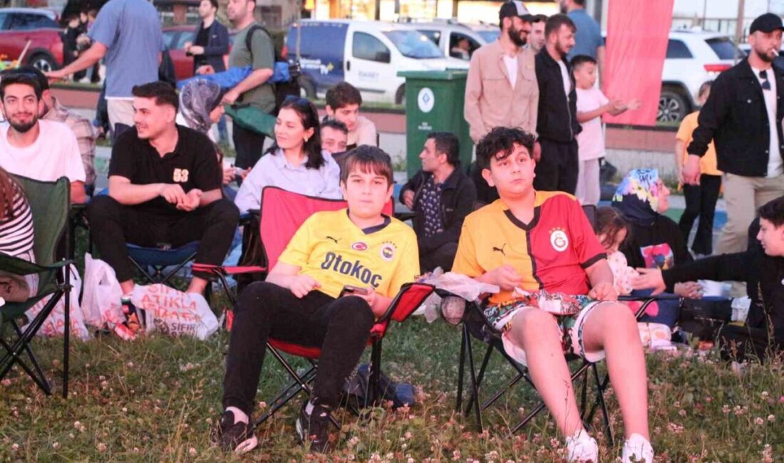 Rize’de vatandaşlar Fenerbahçe-Monaco maçını sahilde kurulan dev ekrandan takip etti.