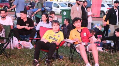 Rize’de vatandaşlar Fenerbahçe-Monaco maçını sahilde kurulan dev ekrandan takip etti.