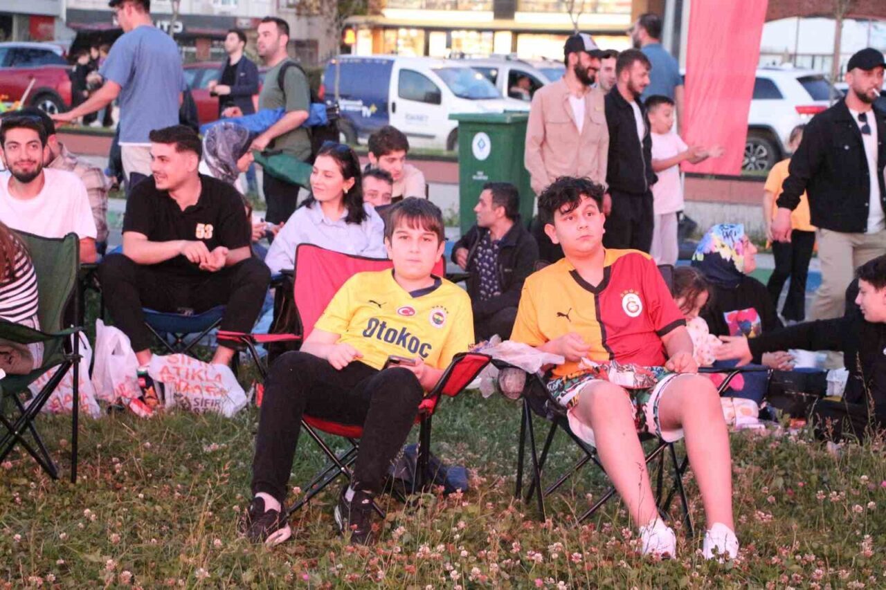 Rize’de vatandaşlar Fenerbahçe-Monaco maçını sahilde kurulan dev ekrandan takip etti.